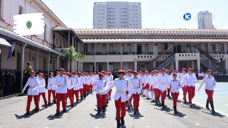 Processo seletivo do Exército: alunos de colégio militar durante solenidade