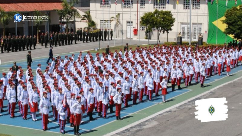Processo seletivo do Exército: alunos de colégio militar durante solenidade