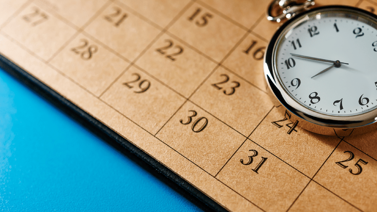 Processo Seletivo MTI: relógio em cima do calendário