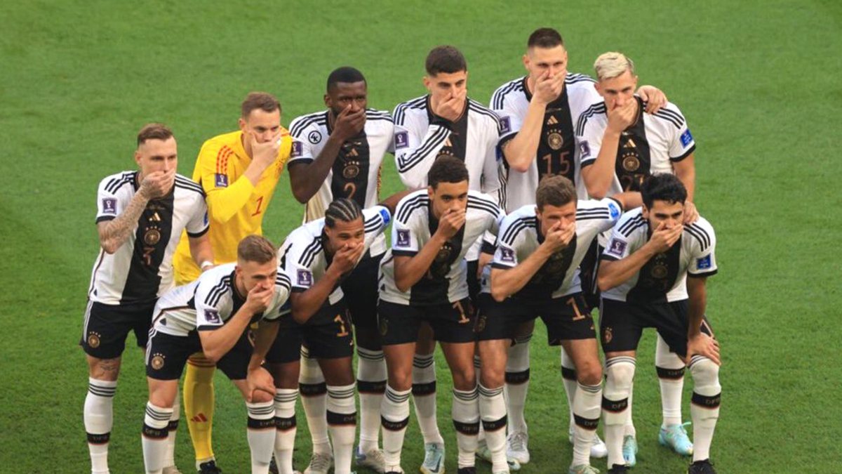 Jogadores da Alemanha protestam com mão na boca