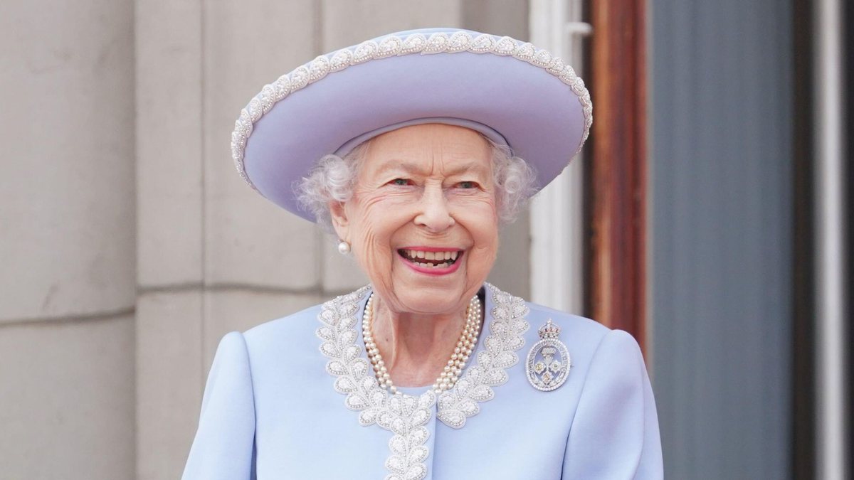 Rainha Elizabeth II sorri