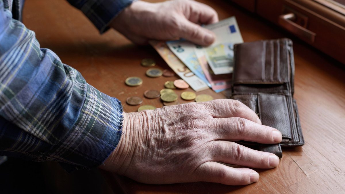 Benefício de Prestação Continuada: idoso pega dinheiro da carteira