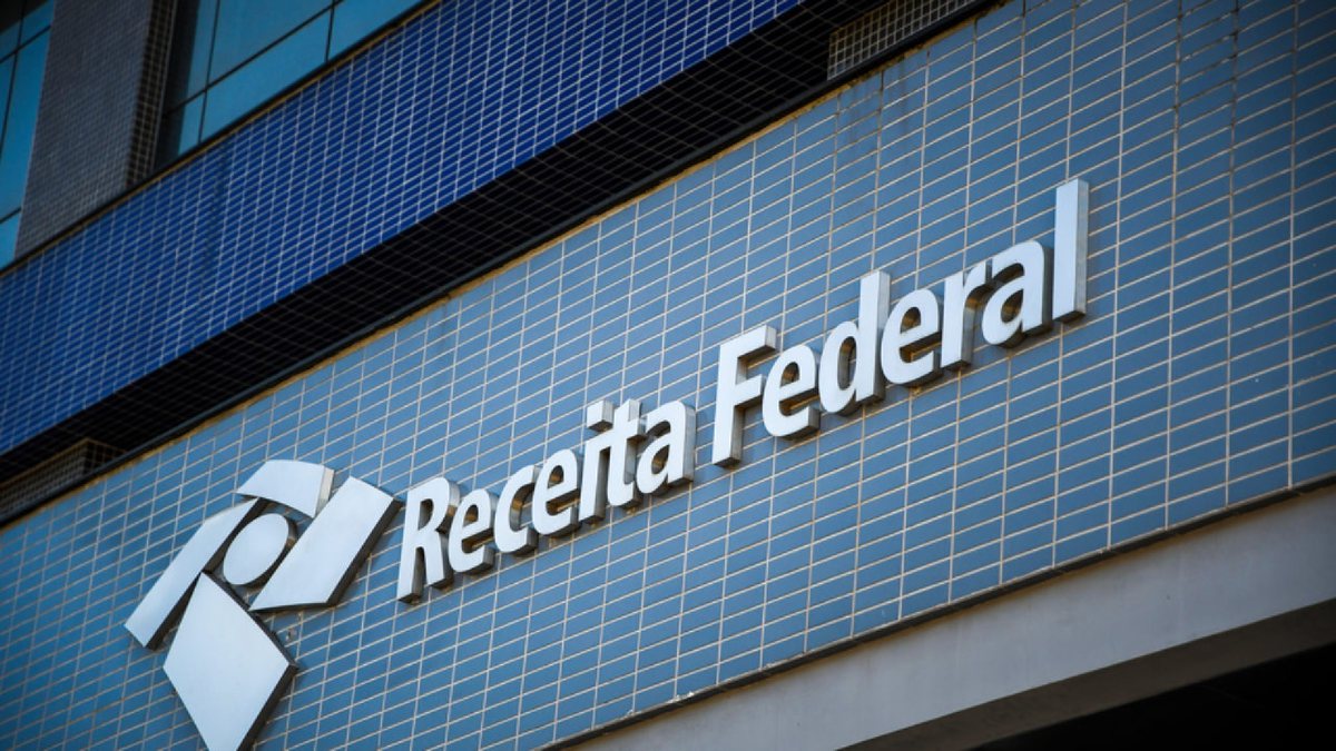 Receita Federal orienta os contribuintes a guardarem os informes de rendimentos - Sergio V. S. Rangel/Shutterstock.com