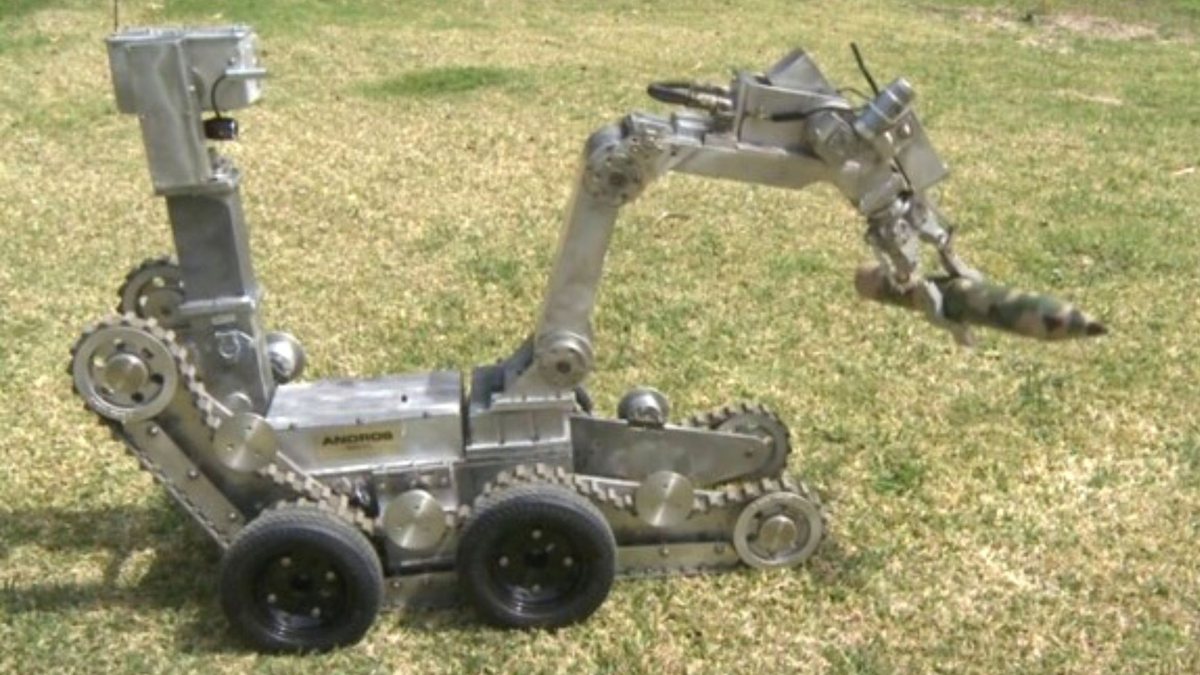 Robô-policial segura bomba - Reprodução