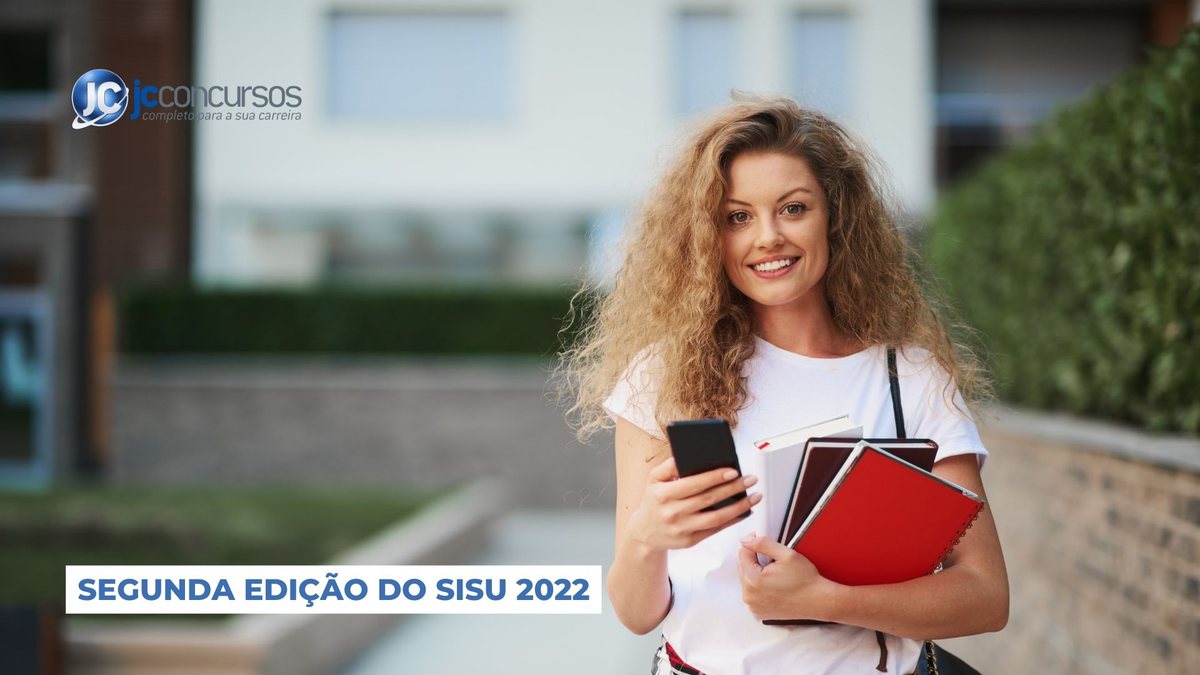 Uma estudante segura cadernos e o celular - Canva - Segunda edição Sisu 2022