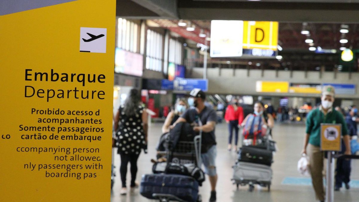 Passageiros circular por um aeroporto do país - Agência Brasil - Serviço de bordo