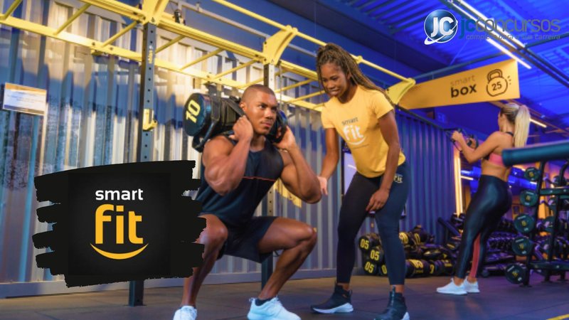 Aluno da Smart Fit treinando sob supervisão de um funcionário - Divulgação