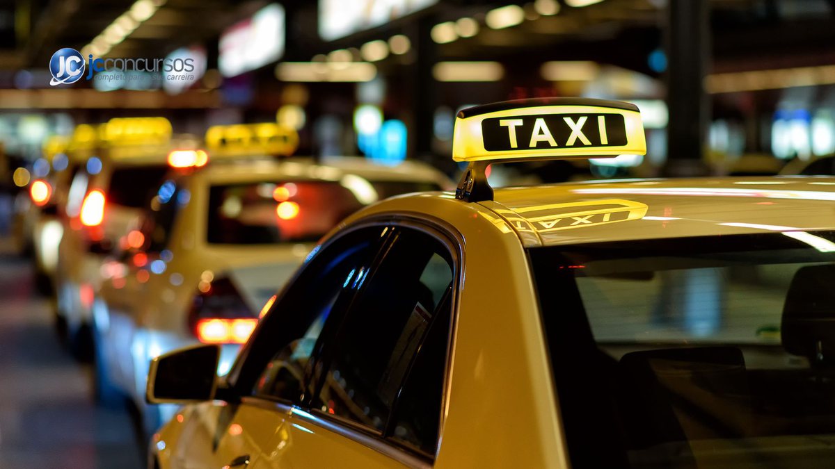 Uma fila de taxi - Canva - Auxílio para taxistas e caminhoneiros pago hoje