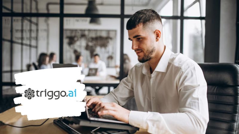 Profissional focado em análise de dados utilizando a plataforma trigga.ai em um ambiente moderno de coworking.