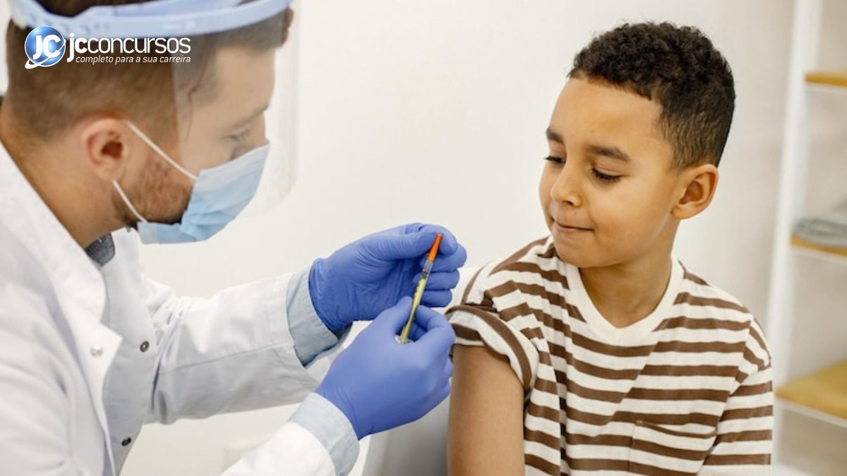 Menino recebendo vacina no braço