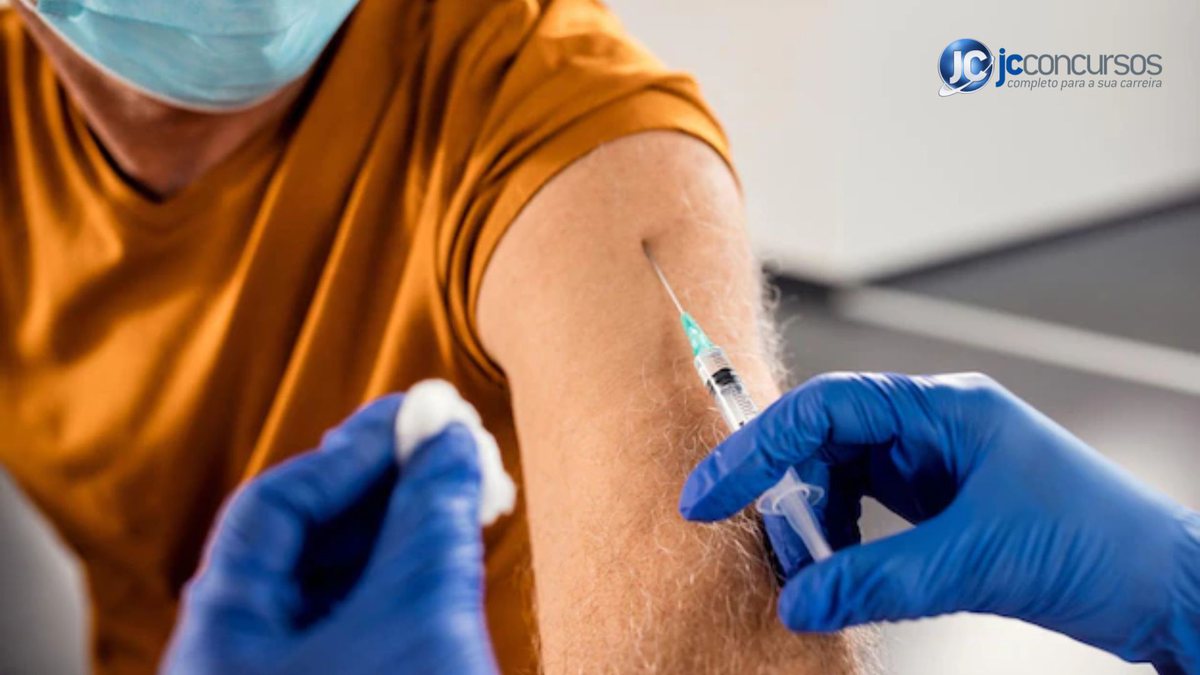 Homem recebendo vacina no braço