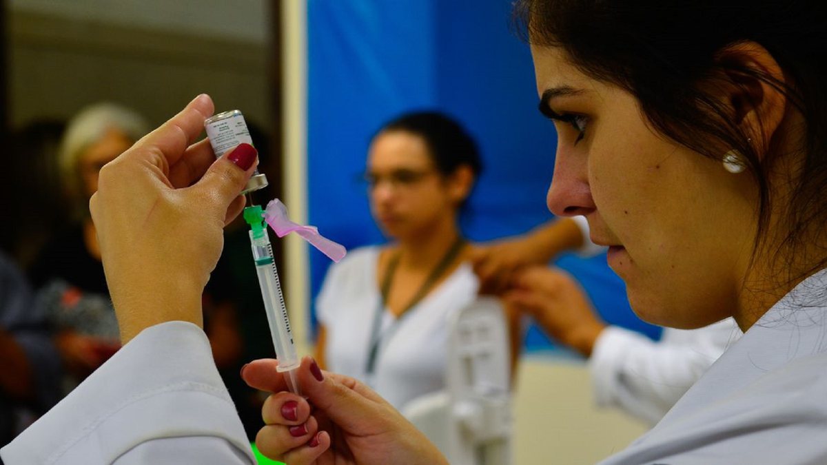 Vacina contra a gripe pode ser administrada simultaneamente com outros imunizantes - Agência Brasil