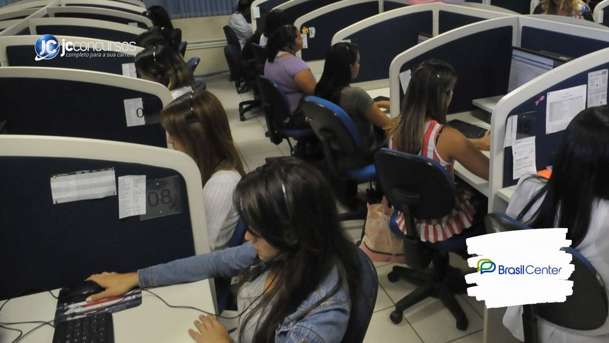 Vagas abertas na BrasilCenter: atendentes trabalham em sala de call center