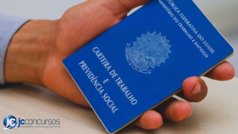 Pessoa segurando carteira de trabalho - Freepik