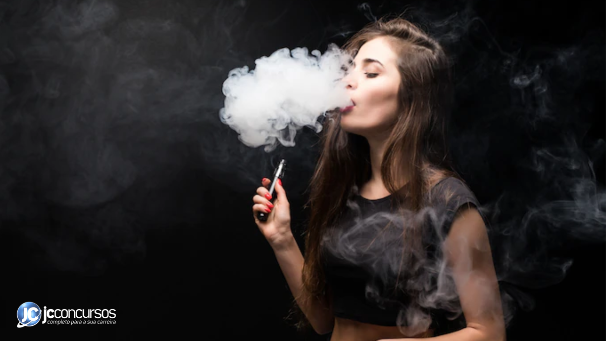Mulher fumando vape (cigarro eletrônico) - Freepik