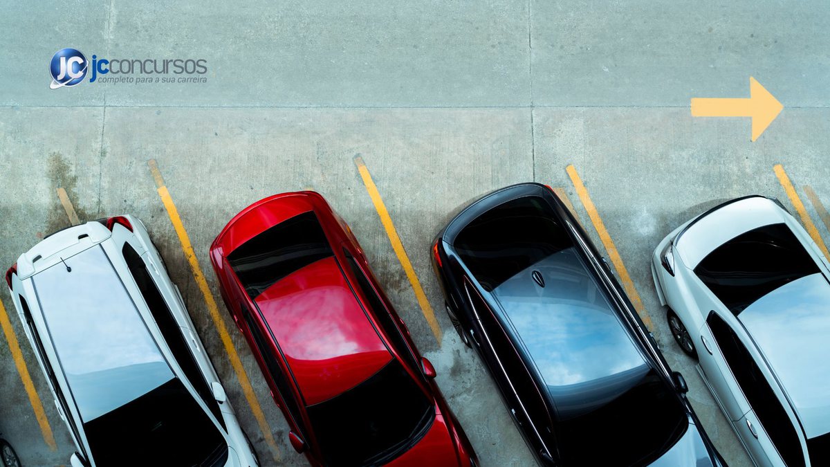 Carros estacionados - Canva - Proibido a remoção de veículo estacionado irregularmente