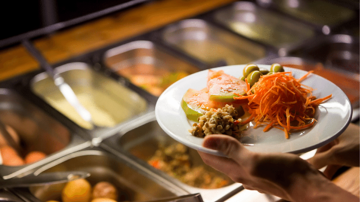Vender vale-refeição é crime: trabalhador almoça em restaurante