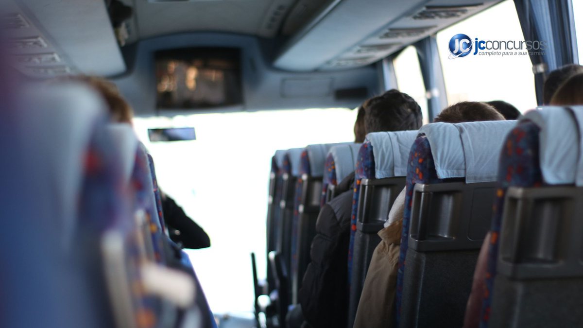 Passageiros dentro de um ônibus - Divulgação JC Concursos