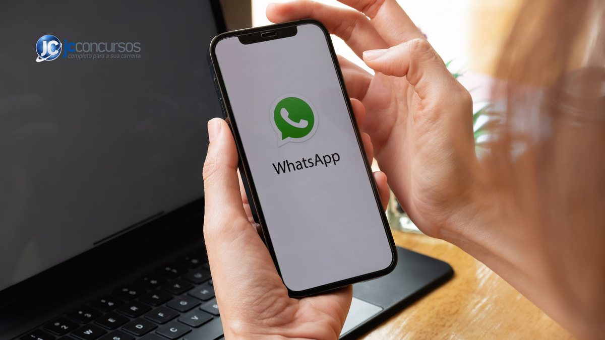Pessoa abre o aplicativo WhatsApp no celular - Divulgação