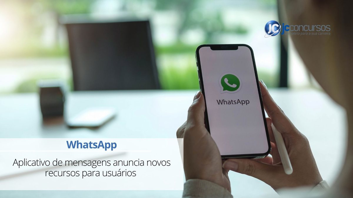 Uma mulher segura o celular aberto com o aplicativo de mensagens instanâneas - Canva - WhatsApp anuncia novos recursos