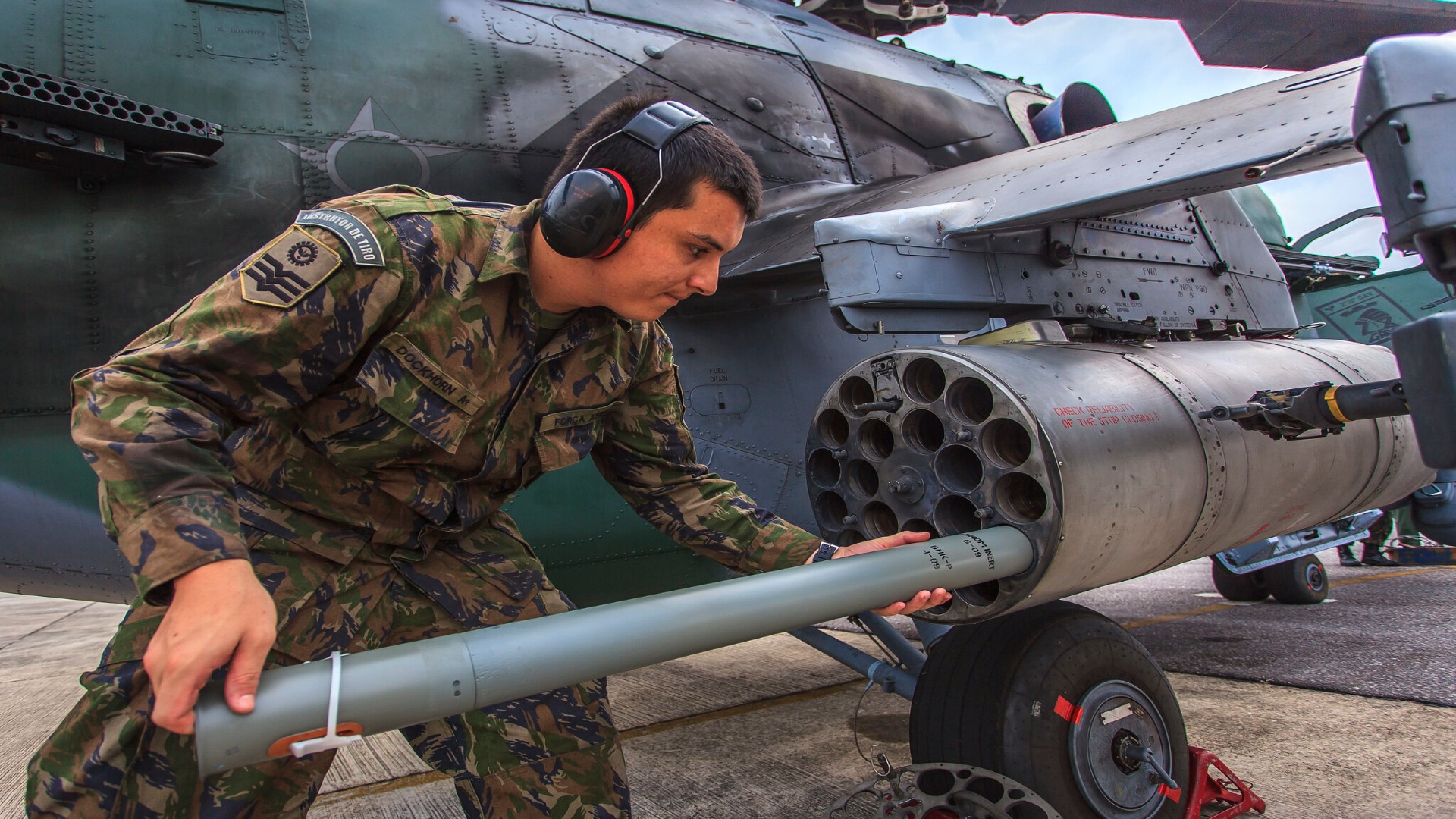 Militar introduz míssil em aeronave da FAB