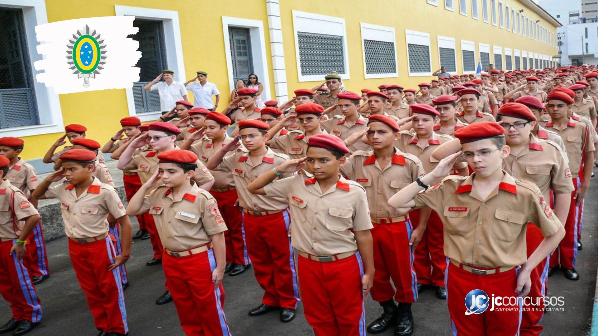 Estudantes do Colégio Militar de Fortaleza perfilados