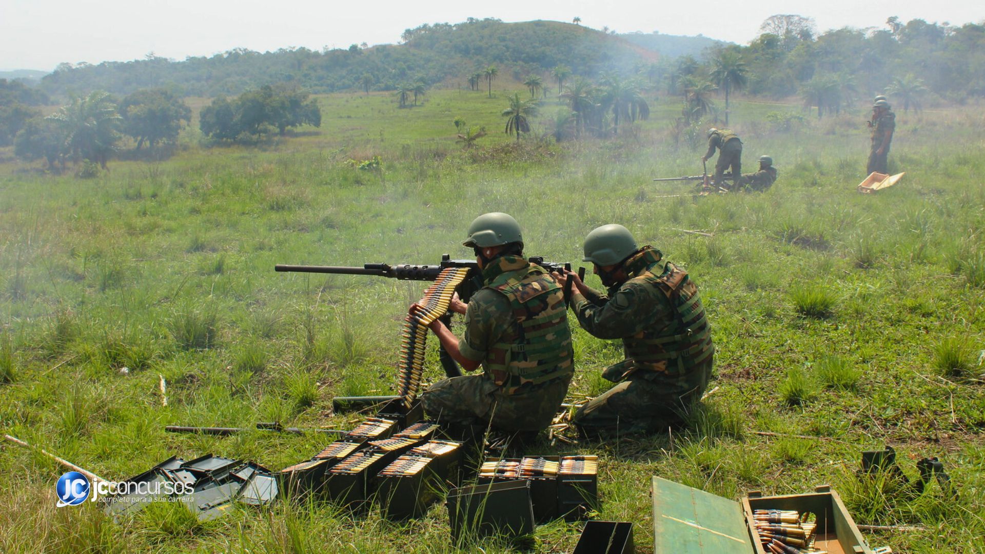 Militares realizam exercício de tiro de artilharia