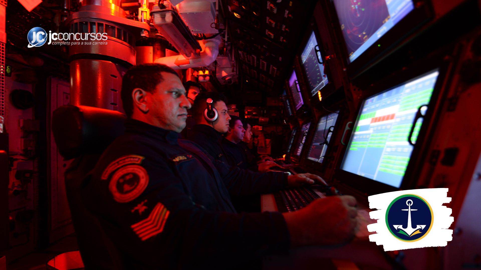 Tripulantes trabalham no interior de submarino