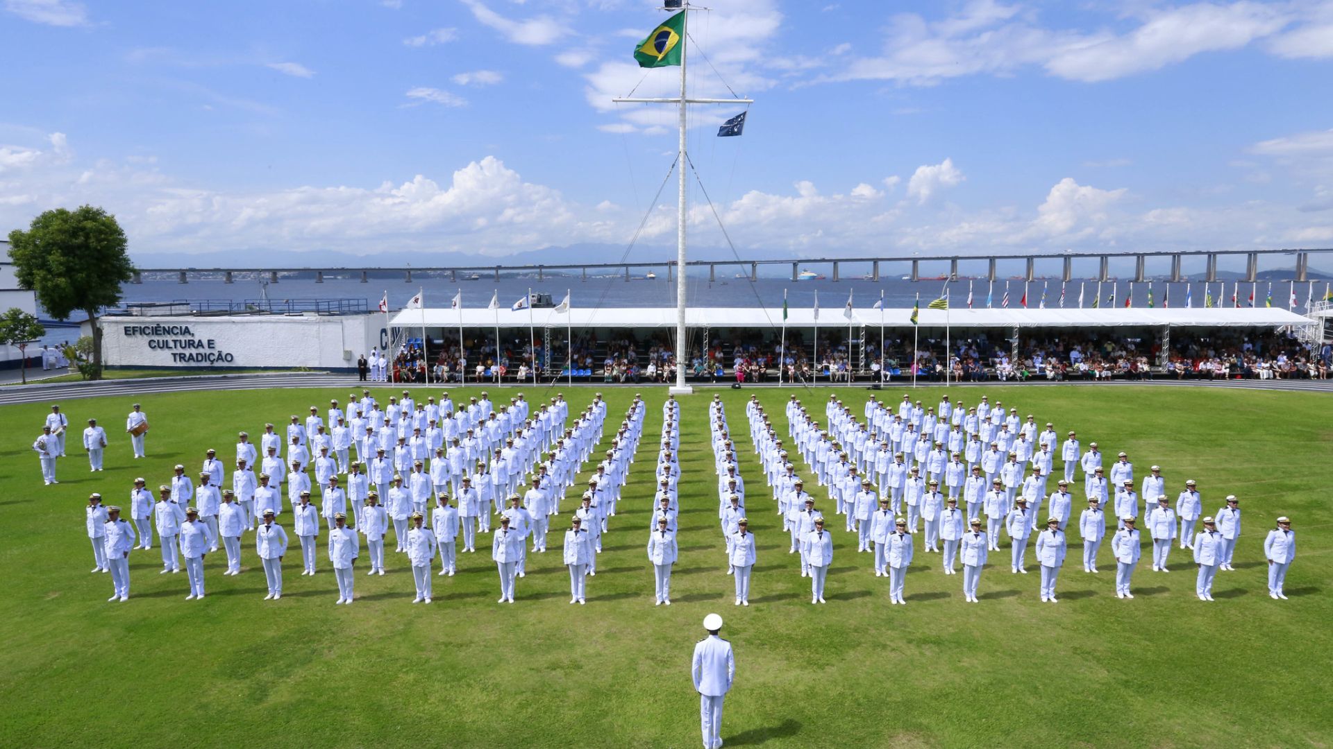 Militares durante solenidade de juramento à Bandeira