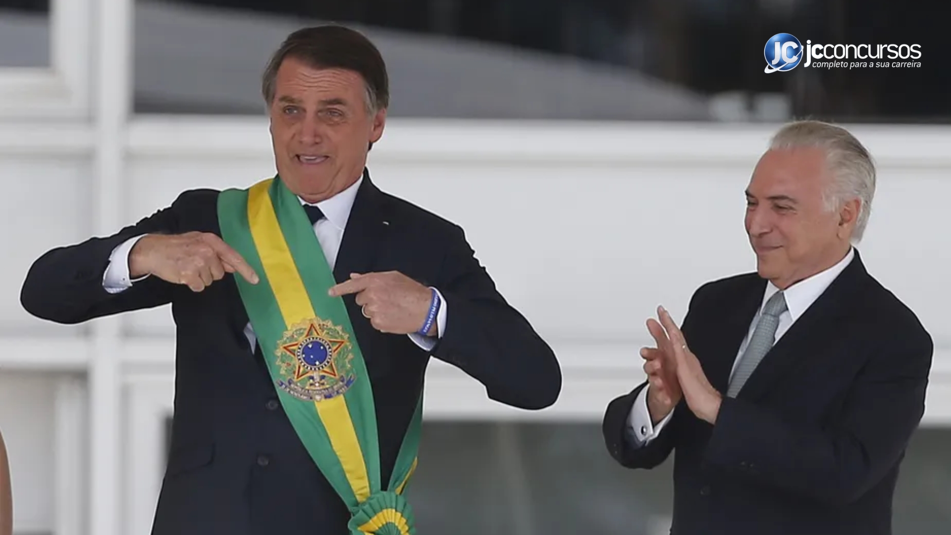 Bolsonaro usando faixa presidencial mais recente ao lado do ex-presidente Michel Temer